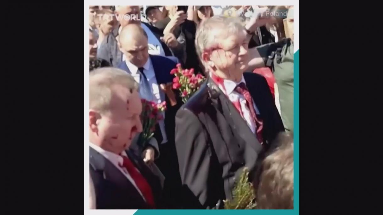 تظاهرکنندگان لهستانی به سمت سفیر روسیه در لهستان رنگ قرمز پرتاب کردند