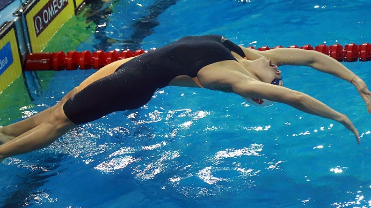 La nadadora nacional Ekaterina Avramova rompe récord de Turquía