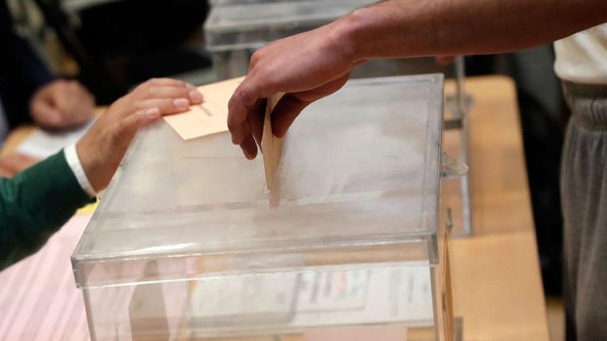مردم اسپانیا جهت انتخاب نمایندگان و سناتورهای مجلس پای صندوق‌های رای رفتند