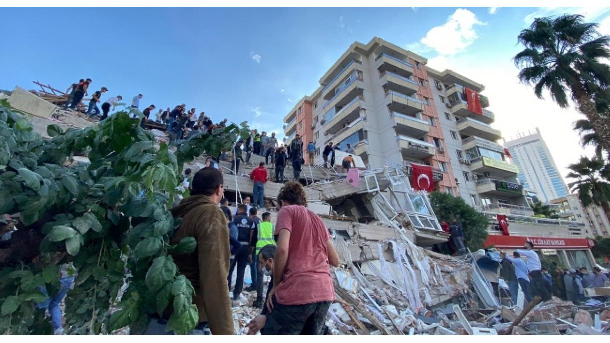 Os trabalhos de resgate continuam em Izmir, após o terramoto de 6,6 graus de magnitude