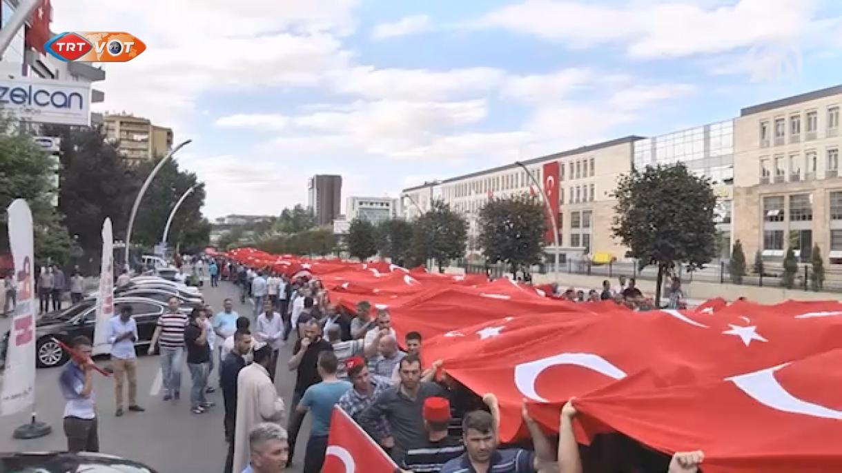 6千人手拿巨型国旗游行到正发党总部