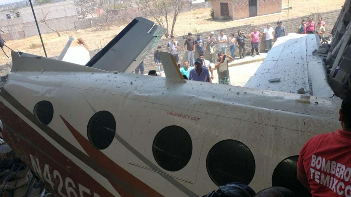 Avioneta se estrella contra un supermercado en México