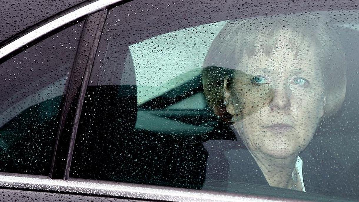 Coche sospechoso intentó entrar en el convoy de Merkel durante su visita en Praga