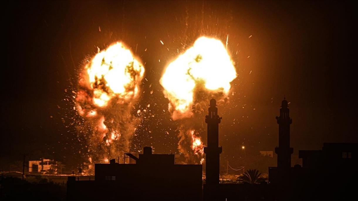 Въздушни удари в Газа...
