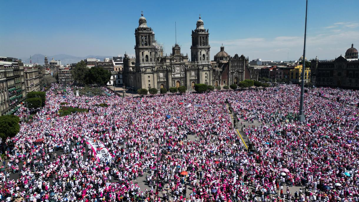 Miles de personas en México marchan contra la nueva reforma electoral de López Obrador