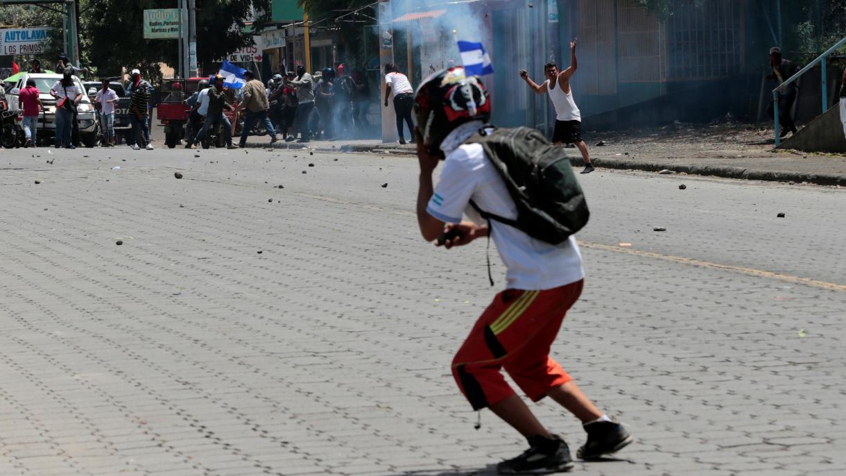Nicaraguai fiatal halt meg egy kormányellenes tüntetésen