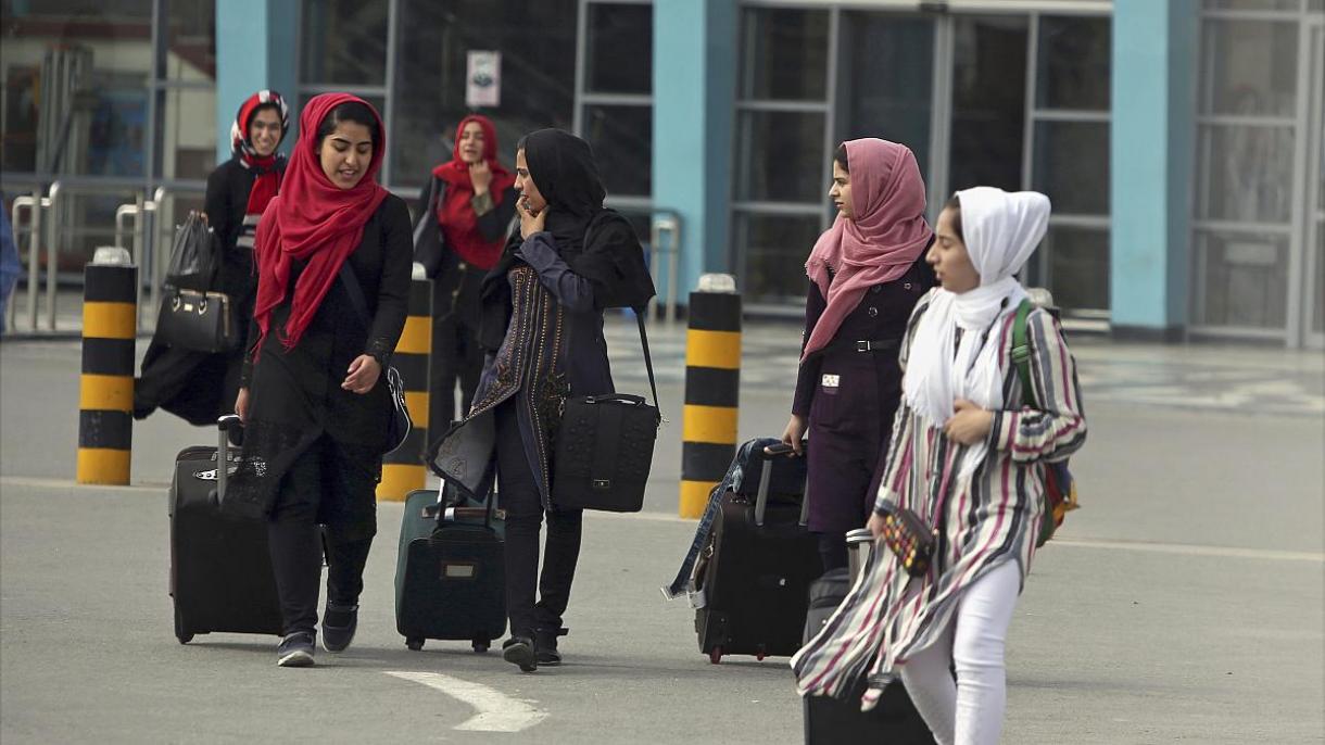 在阿富汗妇女被禁止单独乘飞机旅行