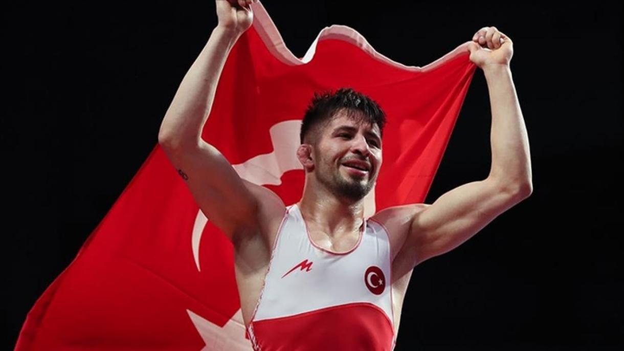 土耳其摔跤手苏莱曼·阿特里成为欧洲冠军