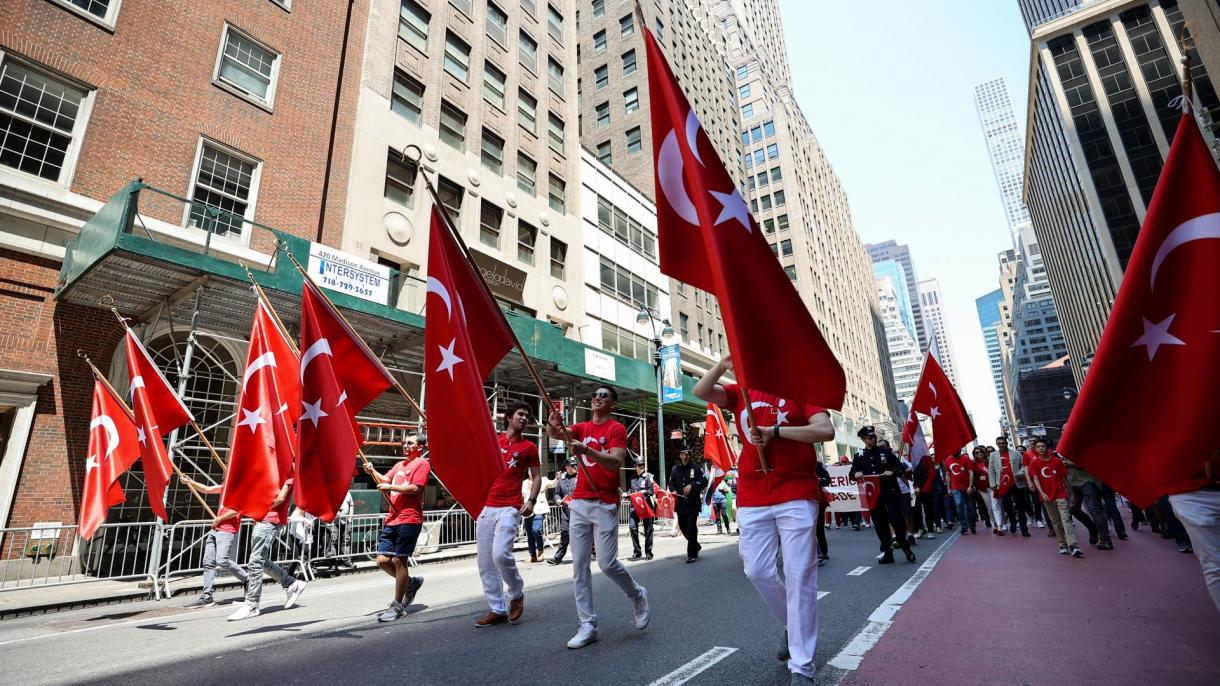 Miles de personas acuden a la 'Marcha del Día Turco' en New York