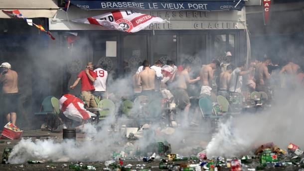 Hooligans atacam em França