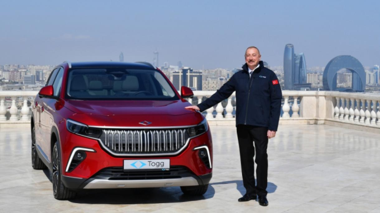 El presidente de Azerbaiyán recibe un Togg, el automóvil nacional de Türkiye