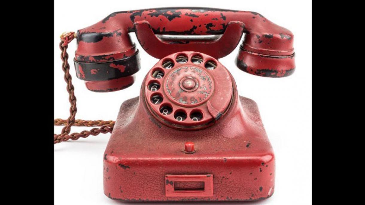Qırmızı telefon 243 min dollara satıldı