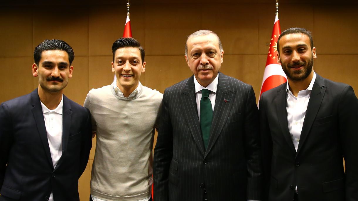 Futbolistas turcos en el Reino Unido regalan a Erdogan sus camisetas firmadas