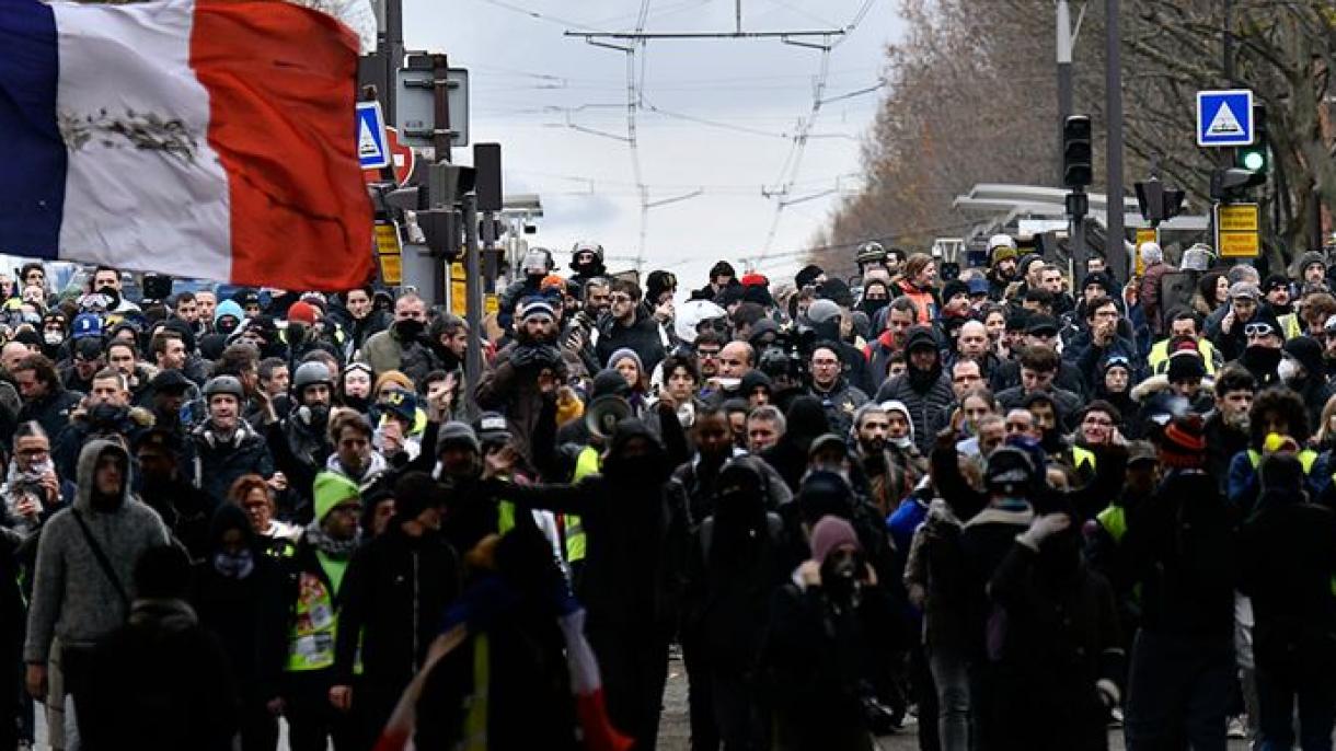 法国黄背心示威者再度上街游行