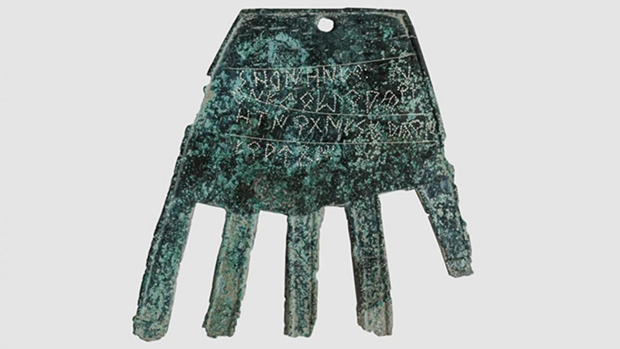 Hallada una mano de bronce de 2.000 años de antigüedad cubierta de misteriosas inscripciones