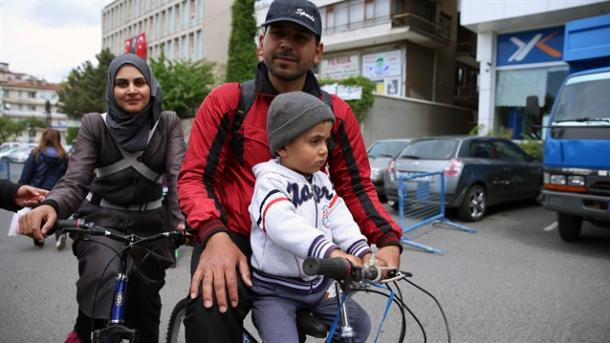 Σύριοι πρόσφυγες με ποδήλατο στο Προεδρικό στην Ανκαρα