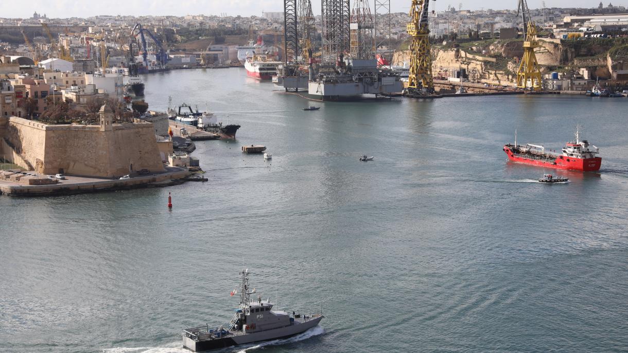 Petrolero secuestrado por emigrantes es rescatado por la armada maltesa