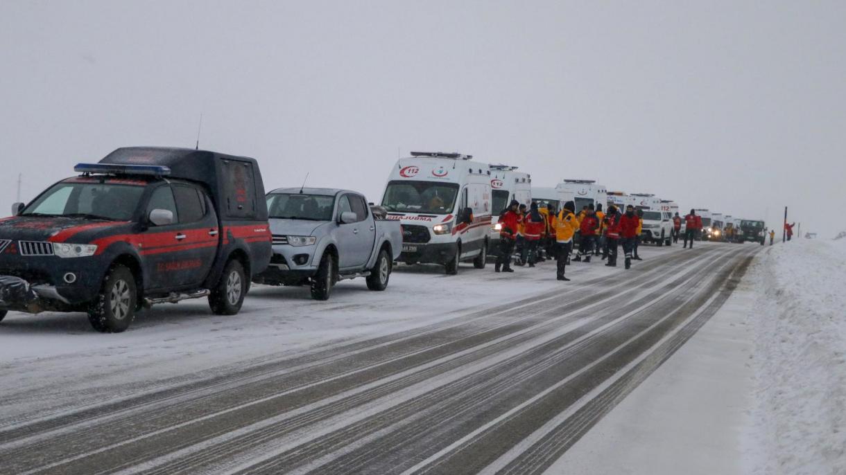 Sobe o número de mortos após avalanche em Van