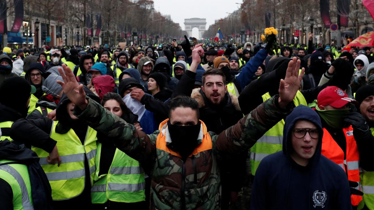Los chalecos amarillos bloquean 360 carreteras francesas