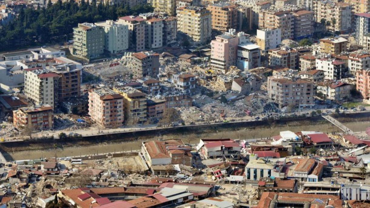 دختر 7 ساله 152 ساعت پس از زلزله از زیر آوار نجات یافت