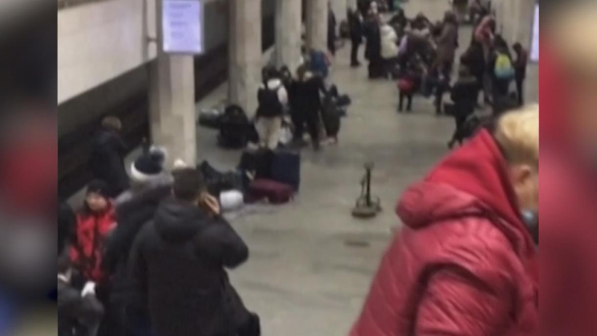 Ukránok metróállomáson kerestek menedéket