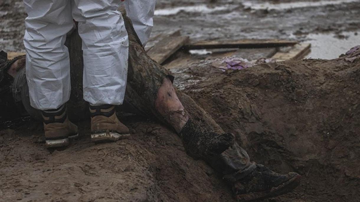 乌克兰集体坟墓陆续挖出平民尸体