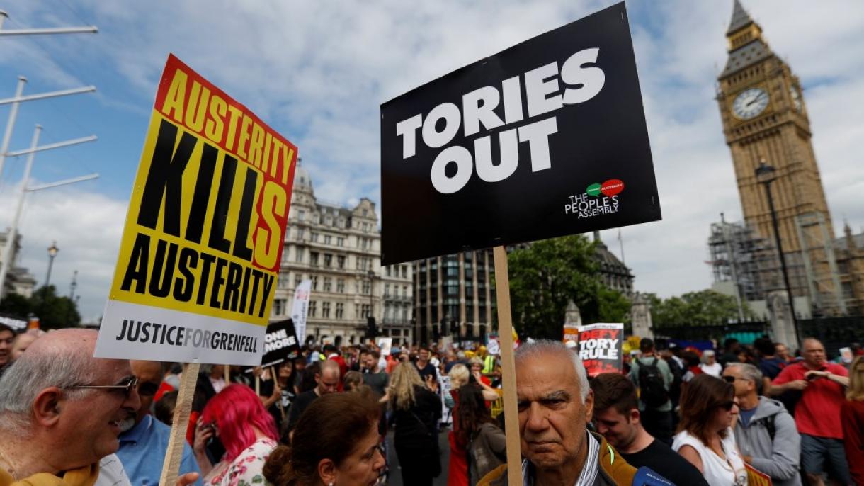 Milhares marcham em Londres contra governo de Tory