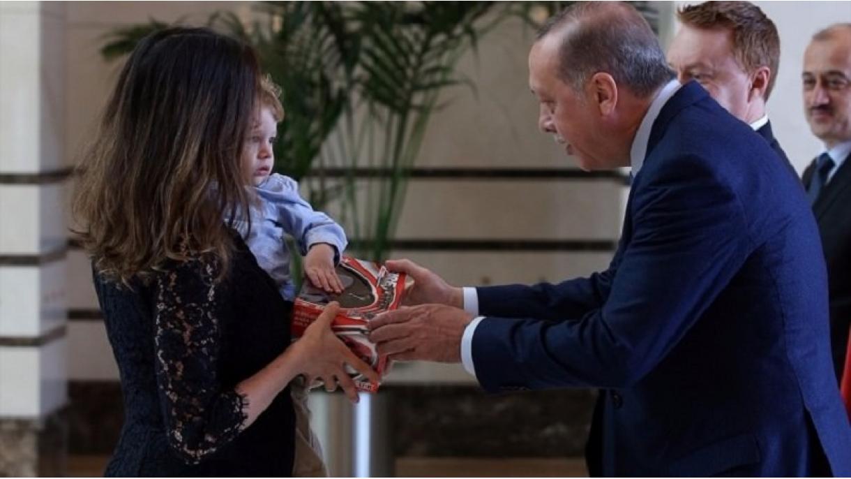 土耳其总统府迎来一位小外宾