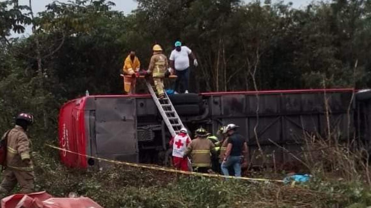Felborult egy turistákat szállító busz Mexikóban