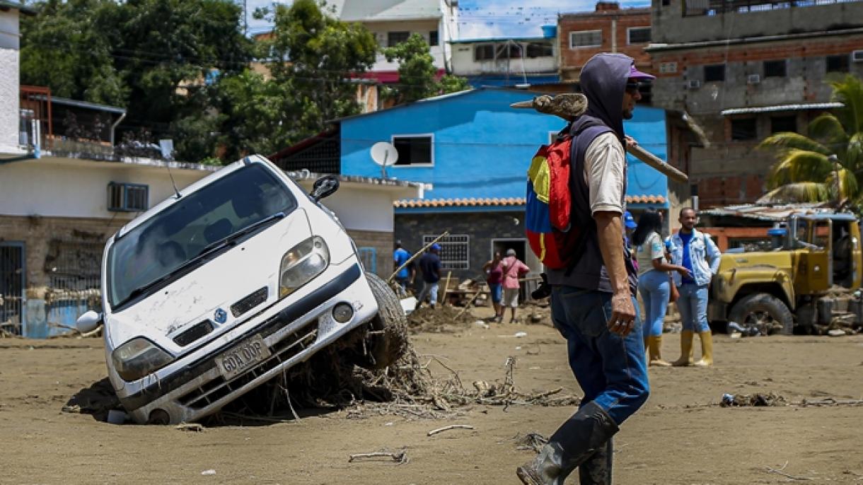 Sube a 50 el número de los muertos por inundaciones y corrimientos de tierra en Venezuela
