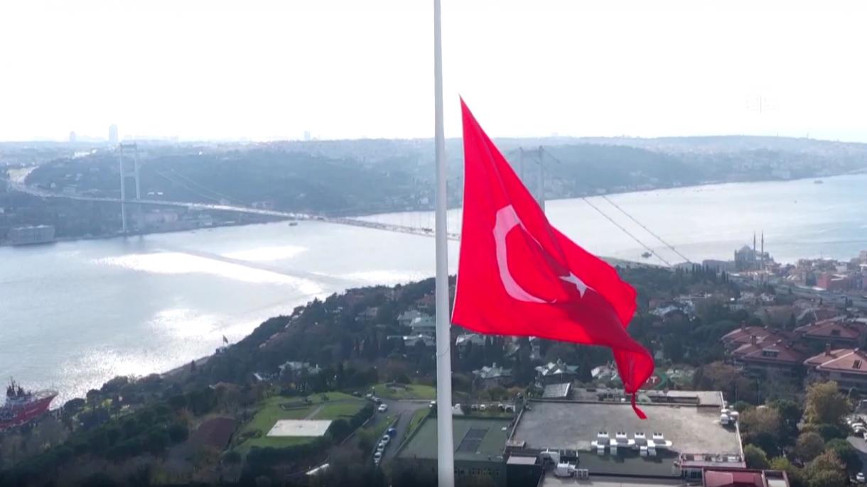 Izan banderas turcas de tamaño récord en el Martirio de Edirnekapi y campus de la TRT en Estambul