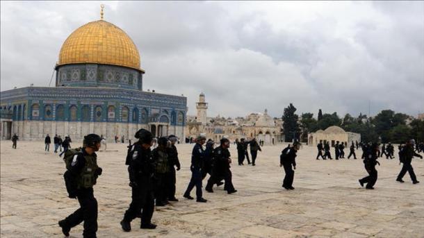 Os muçulmanos em Jerusalém voltam a rezar na Mesquita de Al-Aqsa