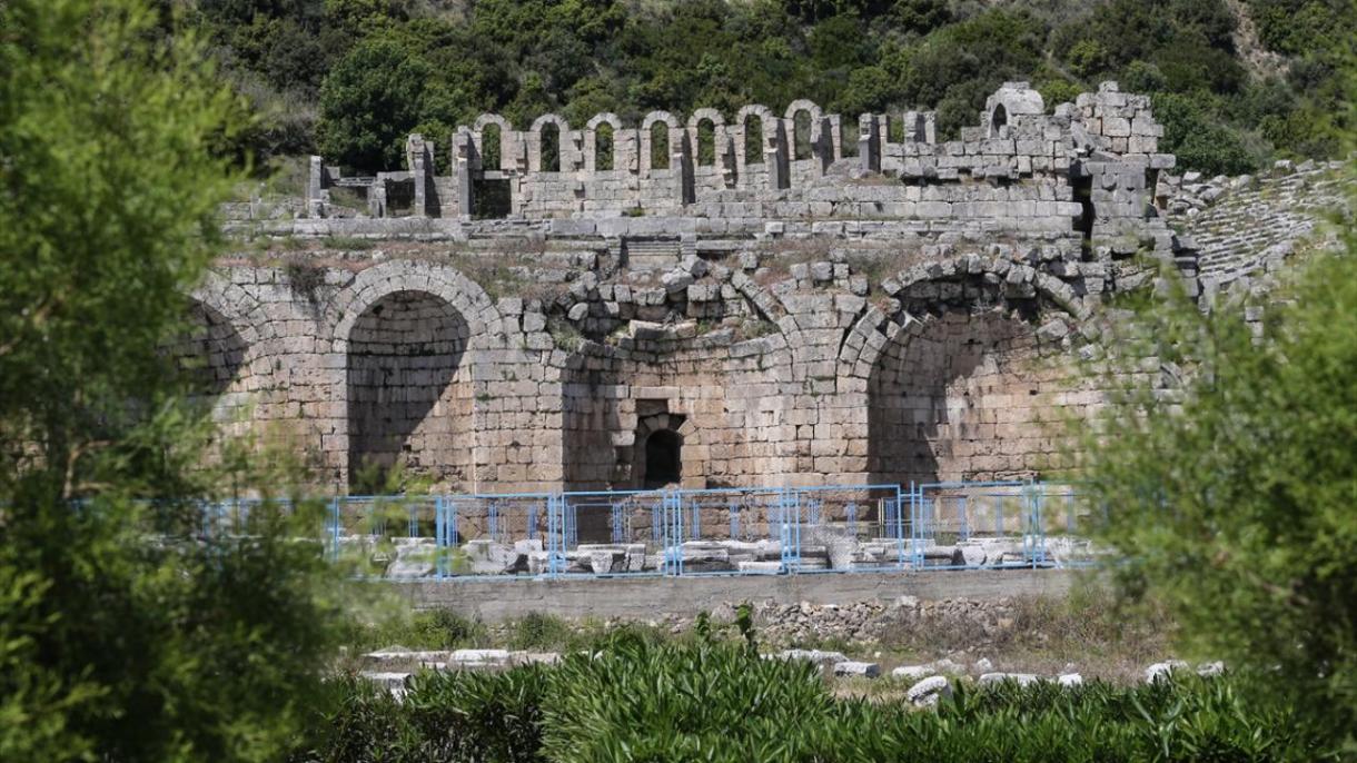 Antalya'daki Perge Antik Kenti eski ihtişamına kavuşuyor (1).jpg