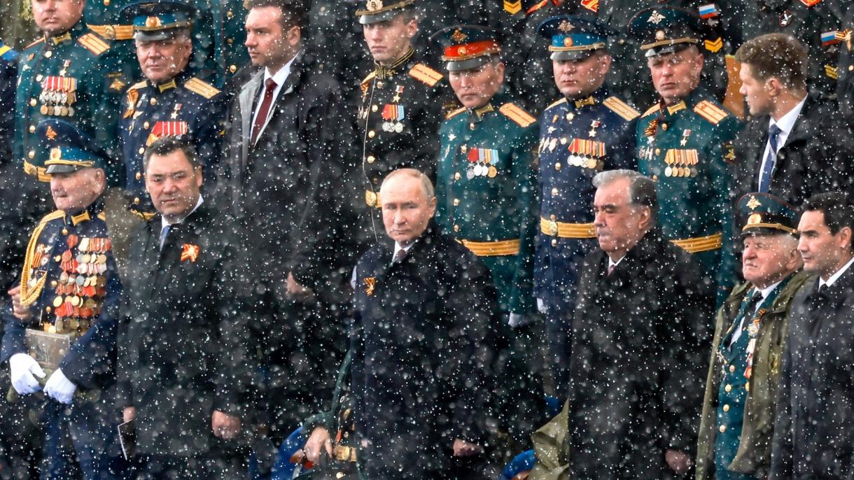 Владимир Путин Улуу Жеңиштин 79 жылдыгына карата борбор шаар Москвада Кызыл аянтта сөз сүйлөдү