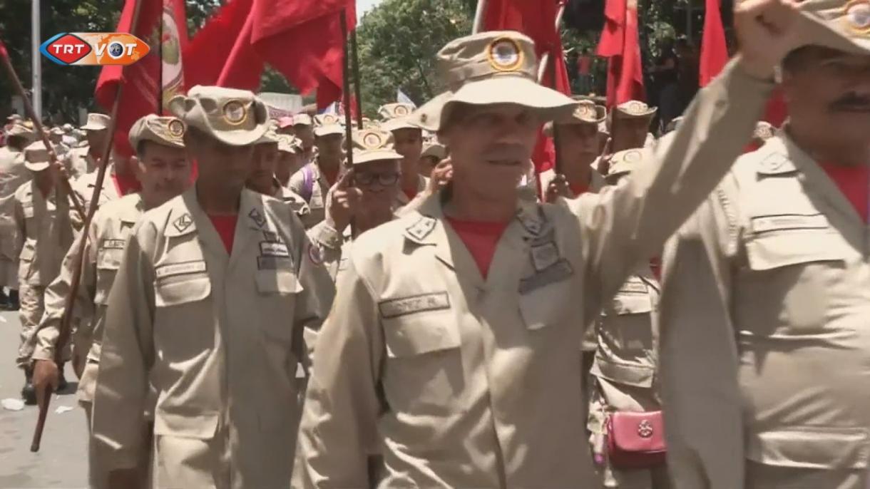 委内瑞拉政府支持者举行游行示威