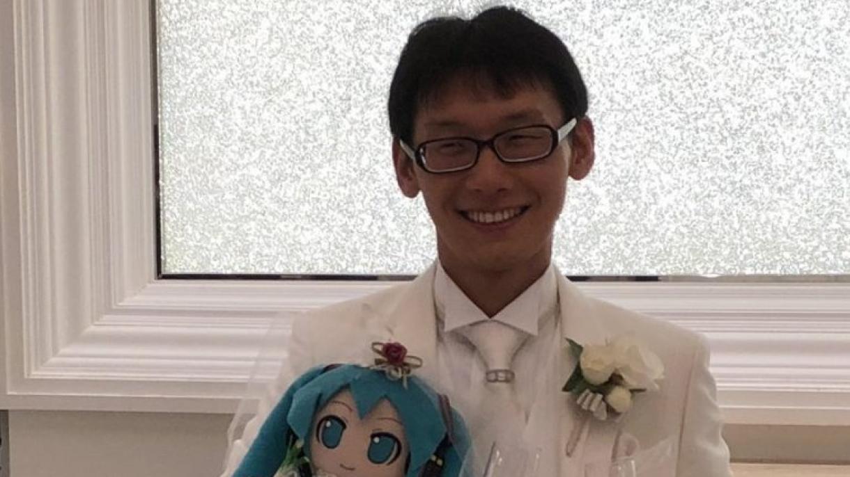 Akihiko Kondo hologram evlilik1.jpg