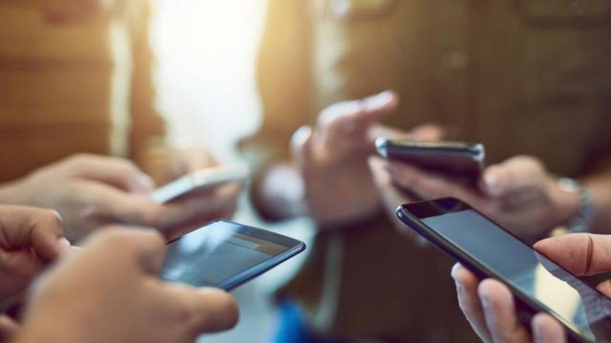 Francia prohíbe aplicaciones recreativas en teléfonos de trabajo de los funcionarios públicos
