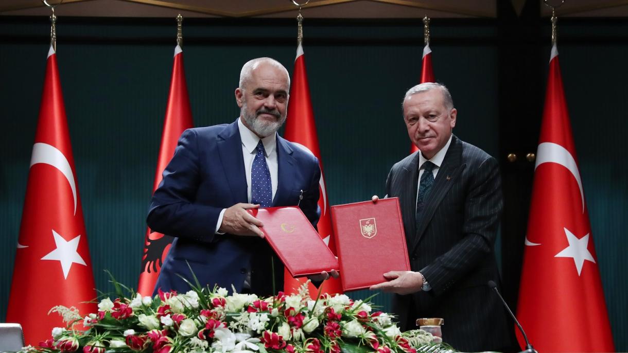 Erdogan: “Planeamos multiplicar las inversiones en la infraestructura y el turismo en Albania”