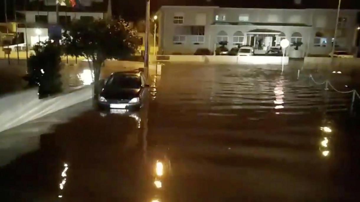 印尼强降雨引发洪水死亡人数达16人