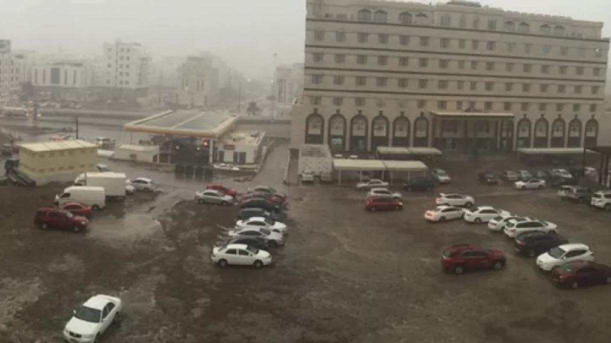Оман предприема мерки срещу урагана Шахин...