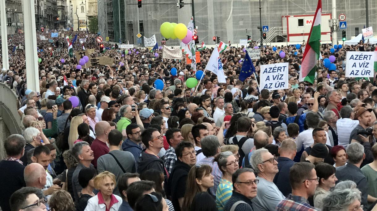 Utcára vonultak a tiltakozók Magyarországon