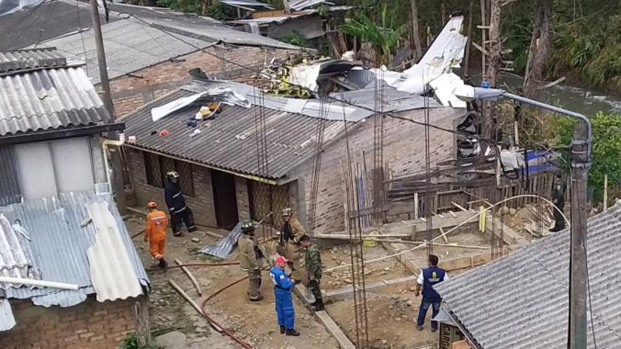 哥伦比亚一架飞机坠落居民区