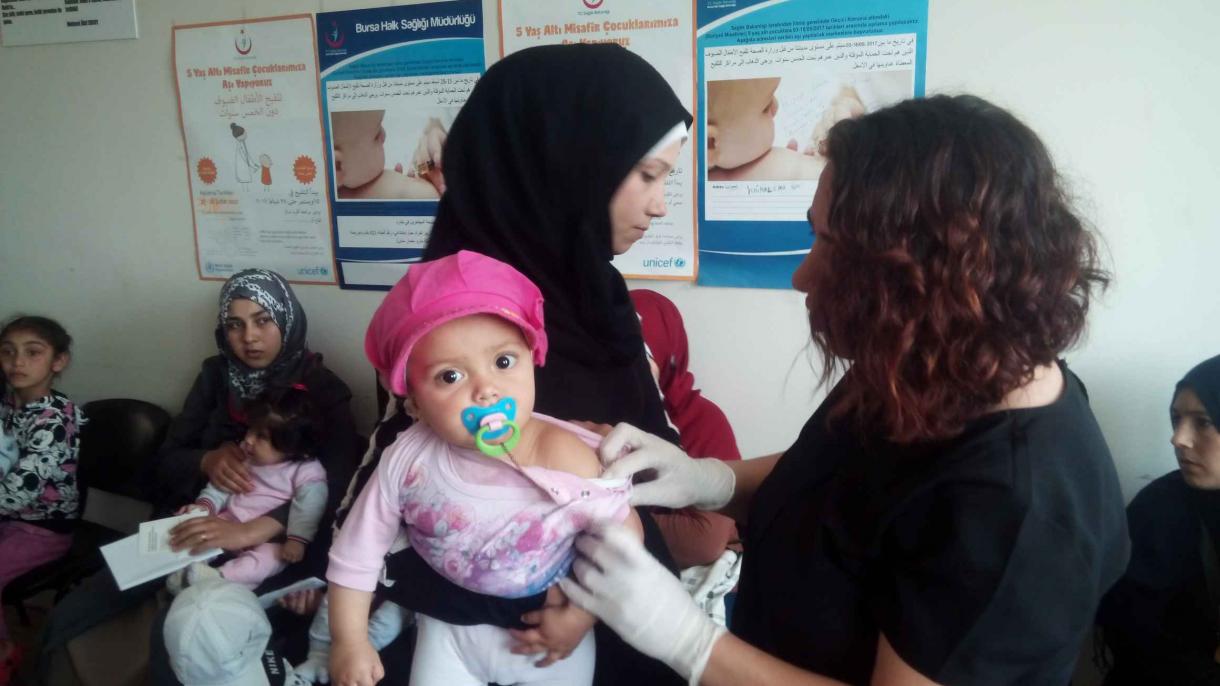 I bambini di rifugiati siriani vengono vaccinati