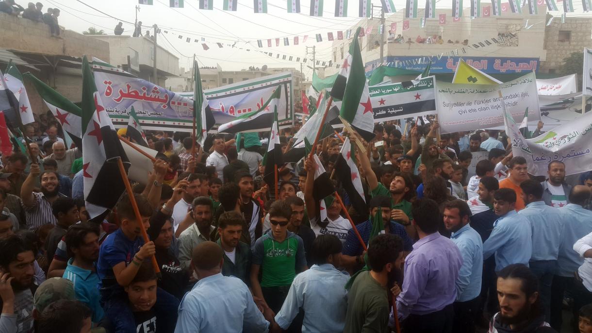 Manifestación de protesta contra el régimen de Asad en Idlib