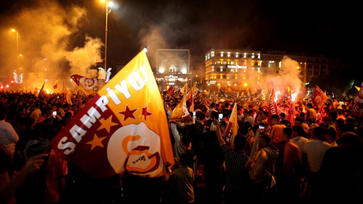 Galatasaray taraftar tezahurat Şampiyon 2024-2.jpg