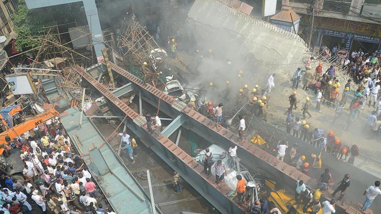 印度西部一桥梁坍塌两辆大巴被河水冲走