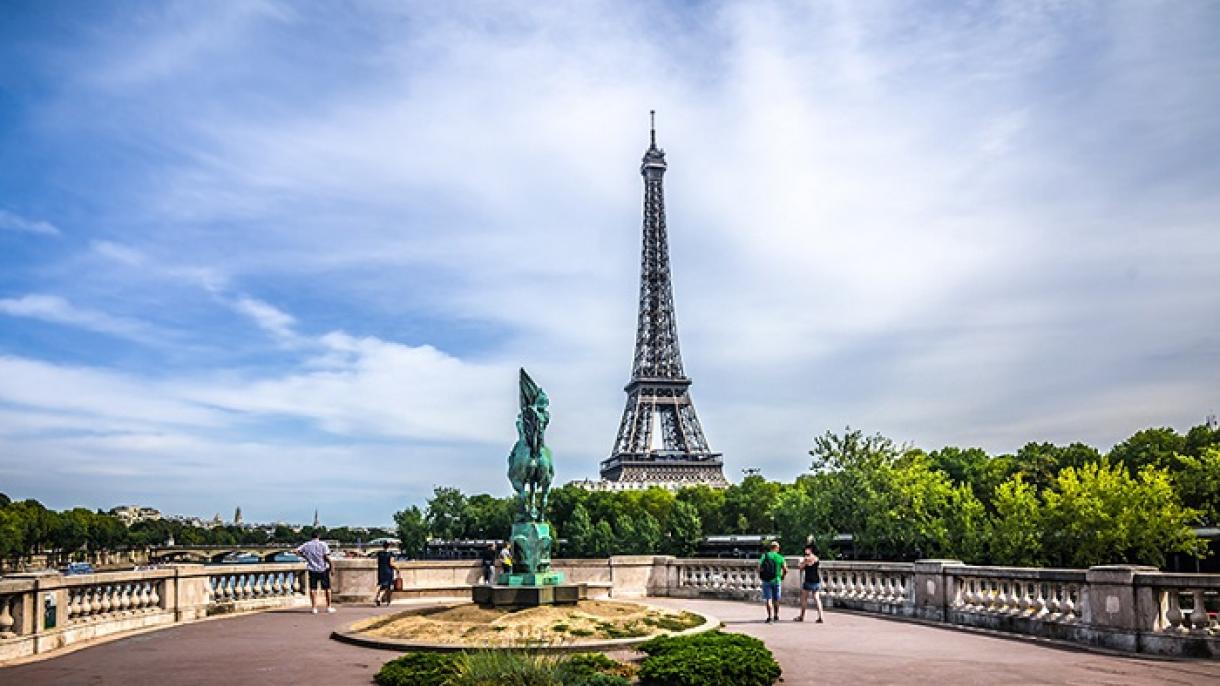 L'icona parigiana" Tour Eiffel" riapre questa mattina