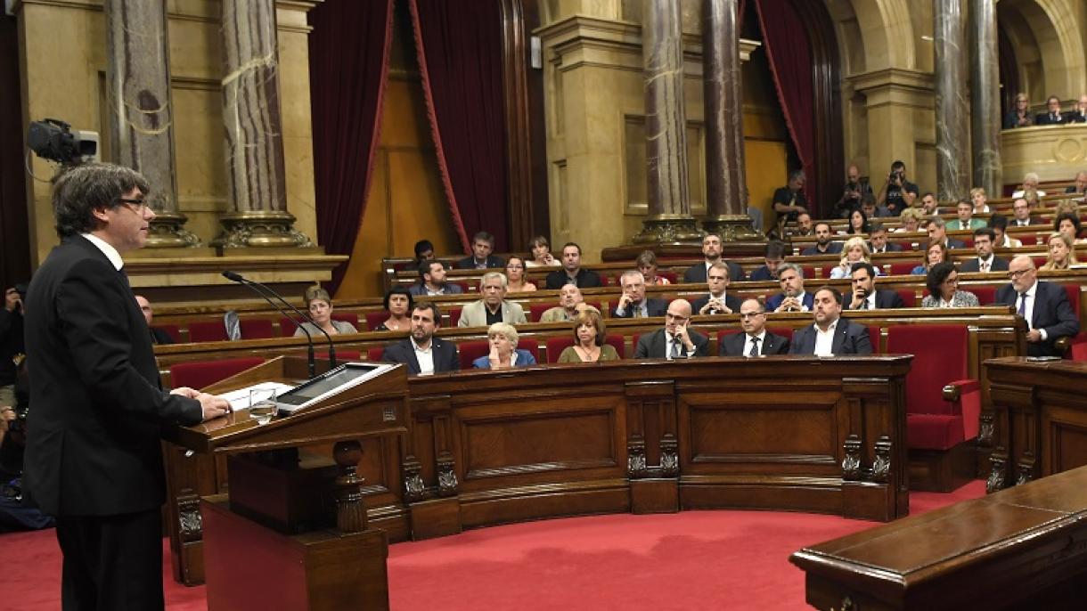 Puigdemont declara la independencia de Cataluña pero la deja en suspenso