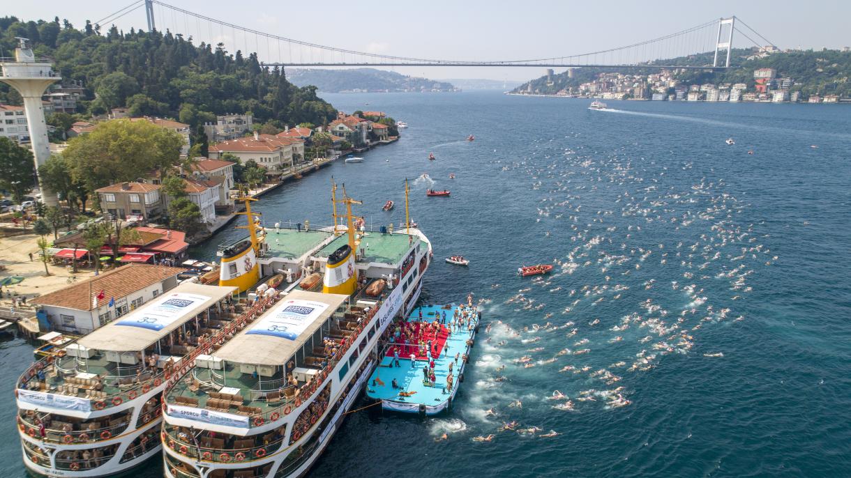 Istambul hospeda a Corrida Intercontinental de Natação com 2.419 nadadores