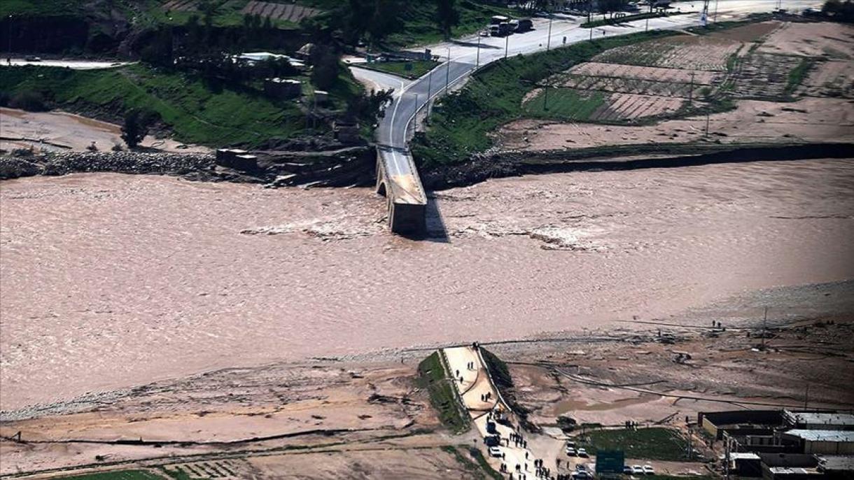 伊朗南部地区强降雨引发河水泛滥